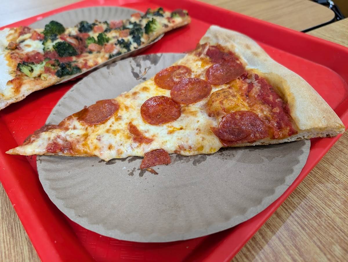 Famous Original Ray's Pizza restaurant in New York - photo 3