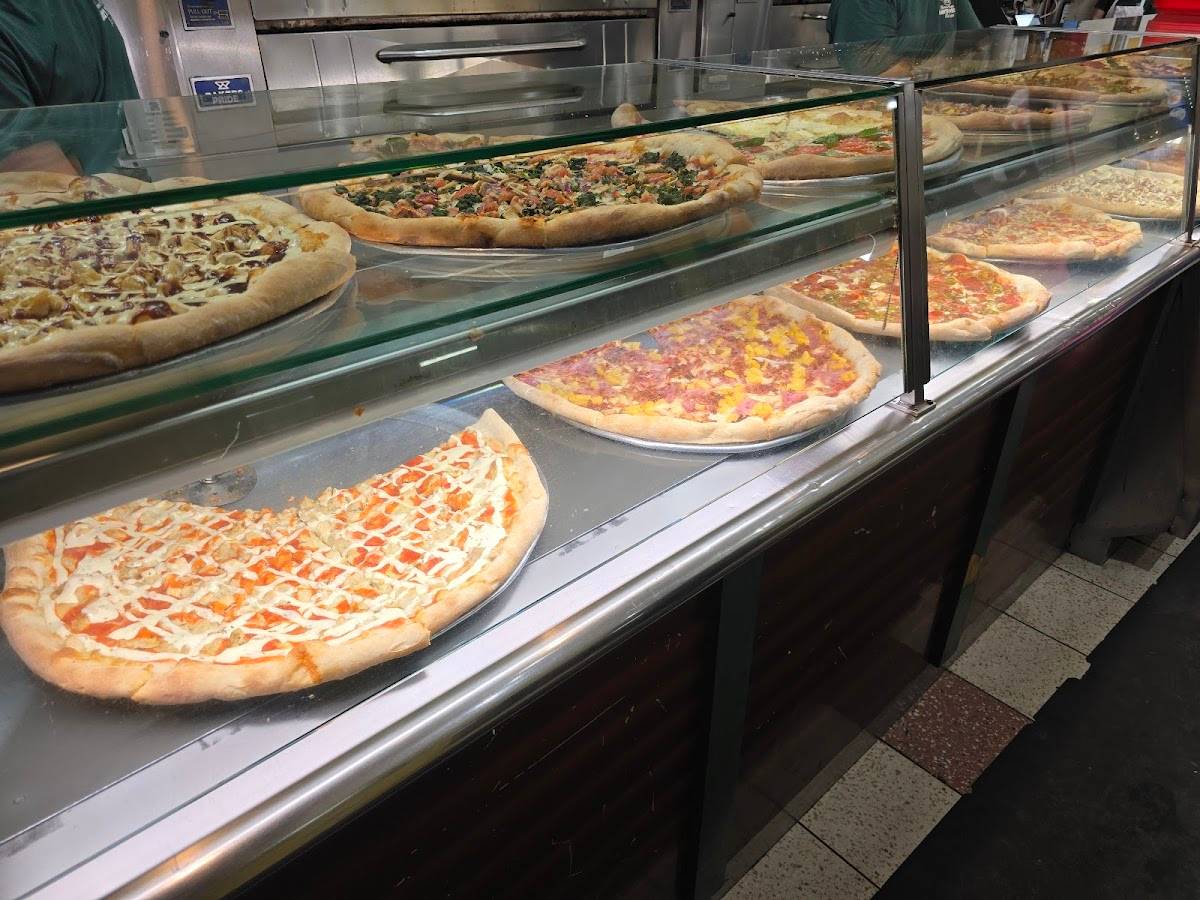 Famous Original Ray's Pizza restaurant in New York - photo 4