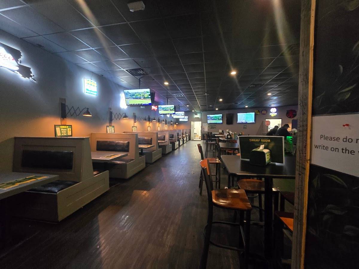 Swamp Room restaurant in Metairie - photo 3