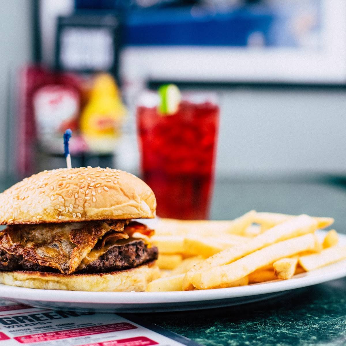Bully's Sports Bar & Grill restaurant in Sparks - photo 2
