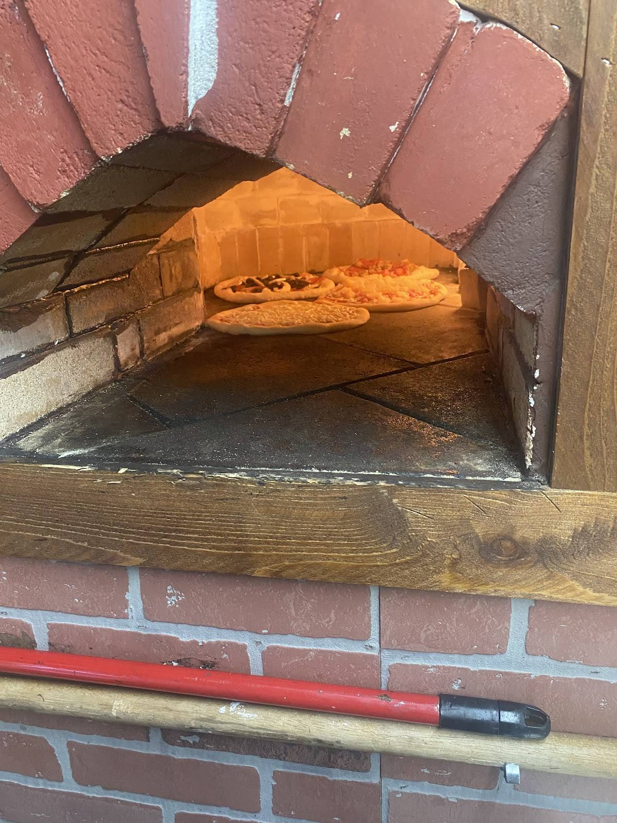Nomads Brick Oven Pizza restaurant in Prineville - photo 10
