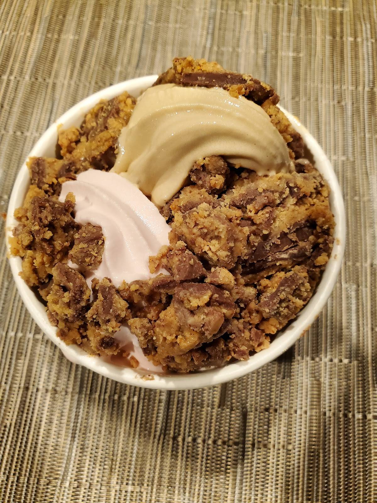 Penguin's Frozen Yogurt restaurant in Los Angeles - photo 2