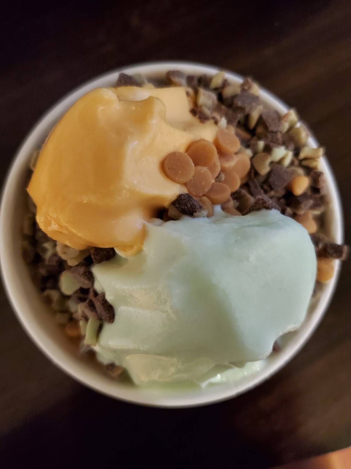 Penguin's Frozen Yogurt restaurant in Los Angeles - photo 8