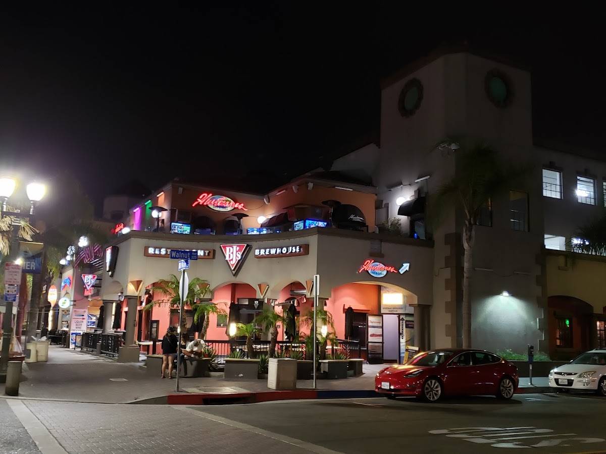 Hurricanes Bar & Grill restaurant in Huntington Beach - photo 3