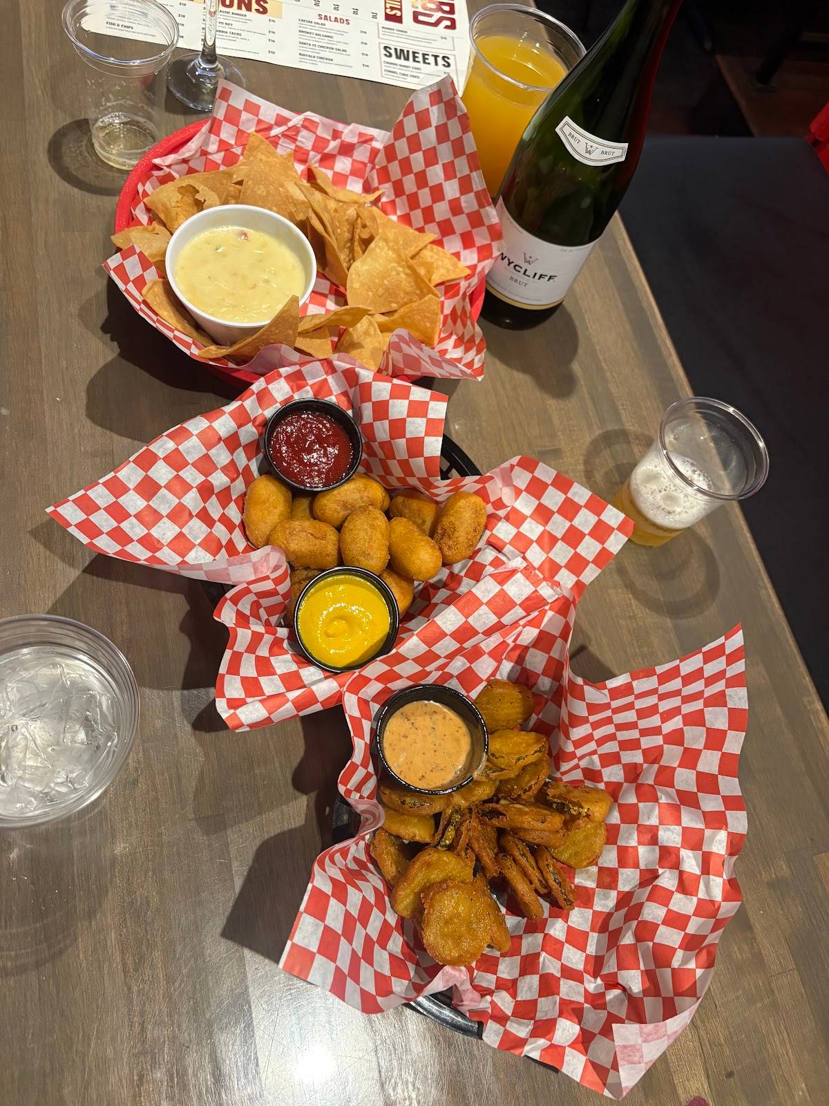 Dubs Sports Lounge restaurant in Reno - photo 9