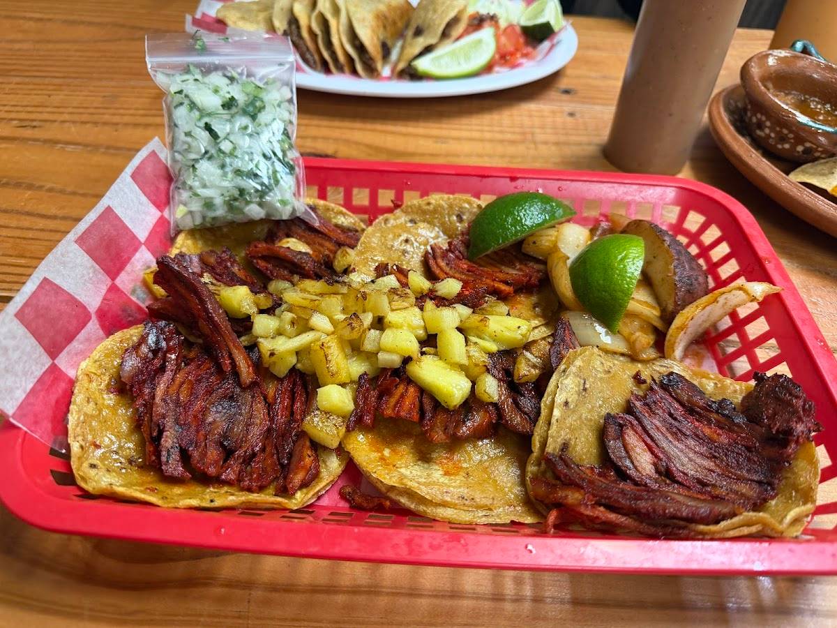 El Trompo Loco restaurant in Jacinto City - photo 2