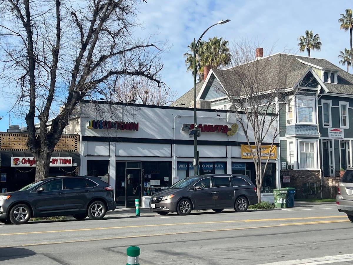 Peanuts Deluxe Cafe restaurant in San Jose - photo 10