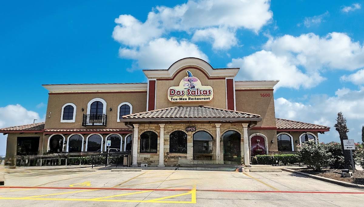 Dos Salsas restaurant in Cedar Park - photo 1