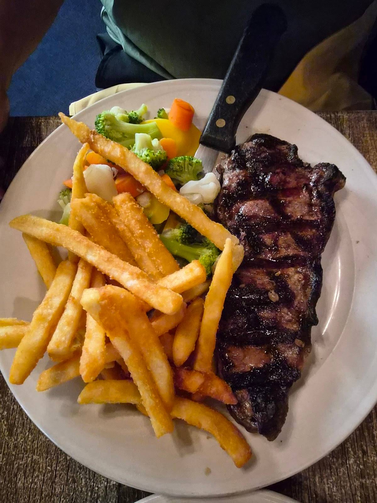The River Restaurant & Lounge restaurant in El Portal - photo 4