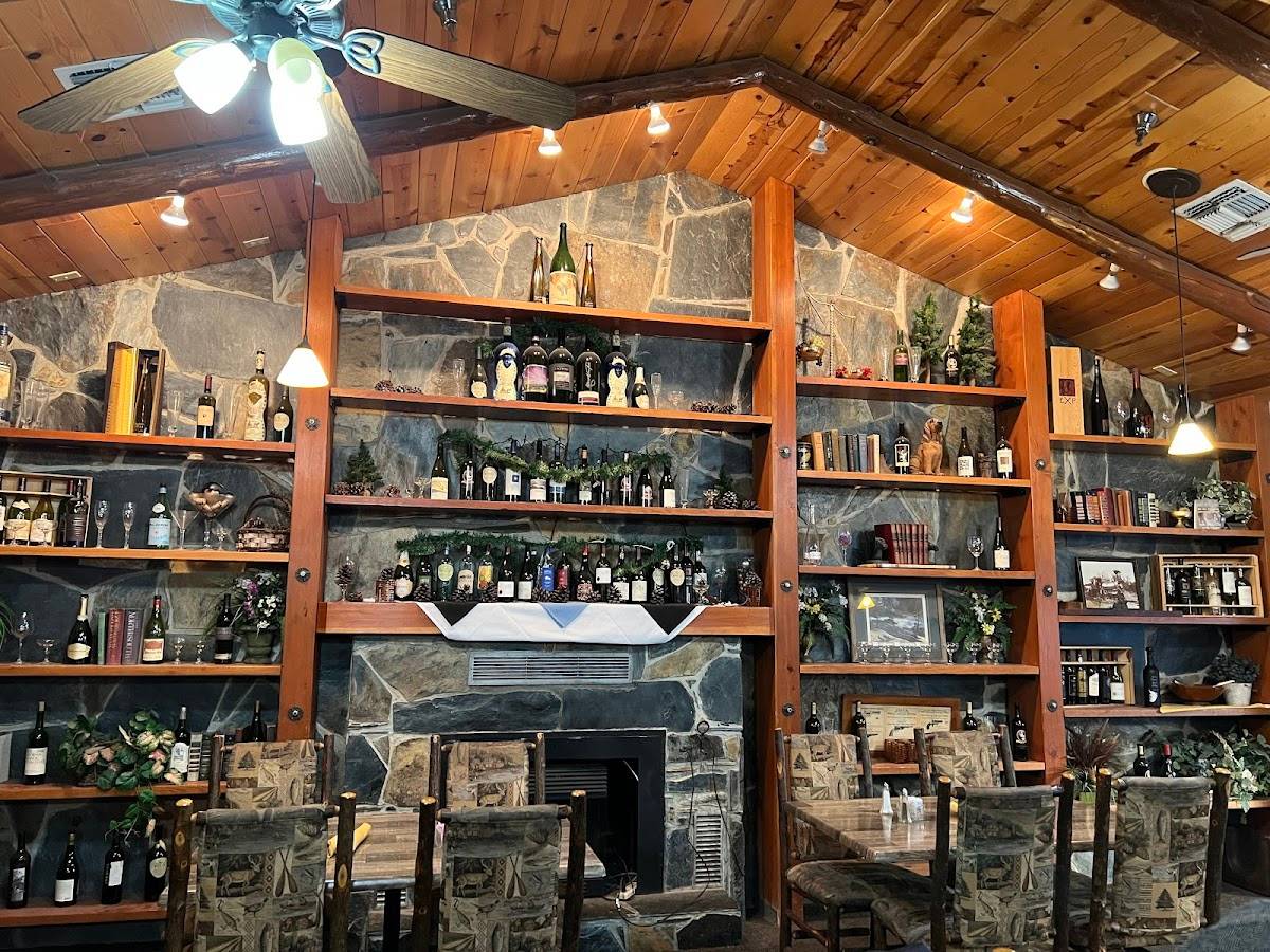 The River Restaurant & Lounge restaurant in El Portal - photo 10