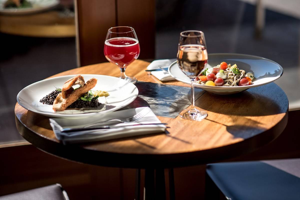 Celilo Restaurant & Bar restaurant in Hood River - photo 2
