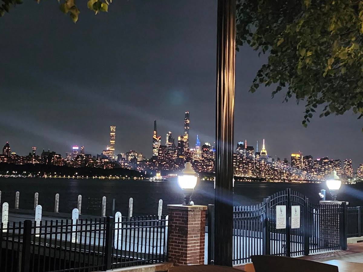 Haven Riverfront Restaurant and Bar restaurant in Edgewater - photo 4