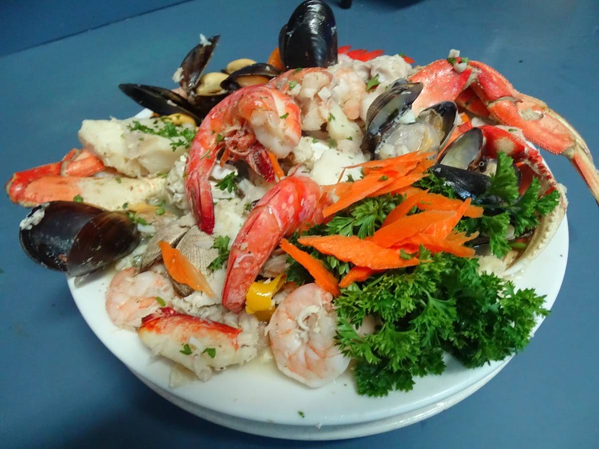 Sharks Seafood Bar & Steamer Co. restaurant in Newport - photo 2