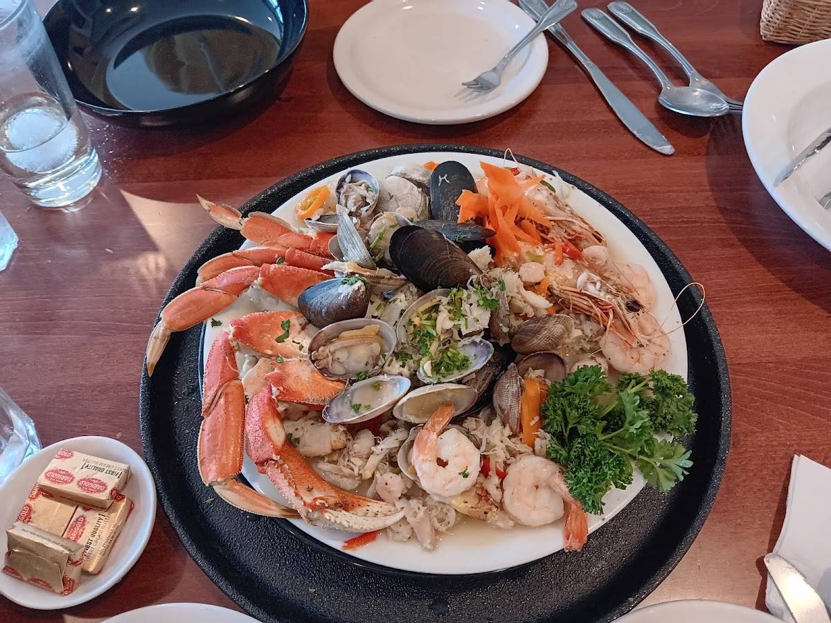 Sharks Seafood Bar & Steamer Co. restaurant in Newport - photo 4