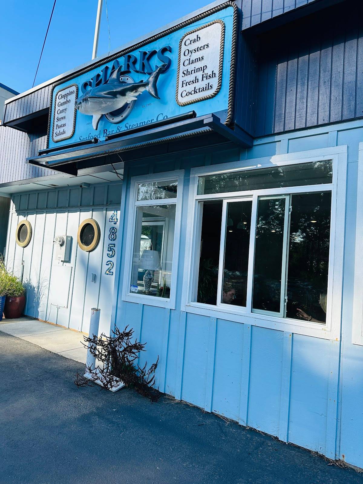 Sharks Seafood Bar & Steamer Co. restaurant in Newport - photo 5