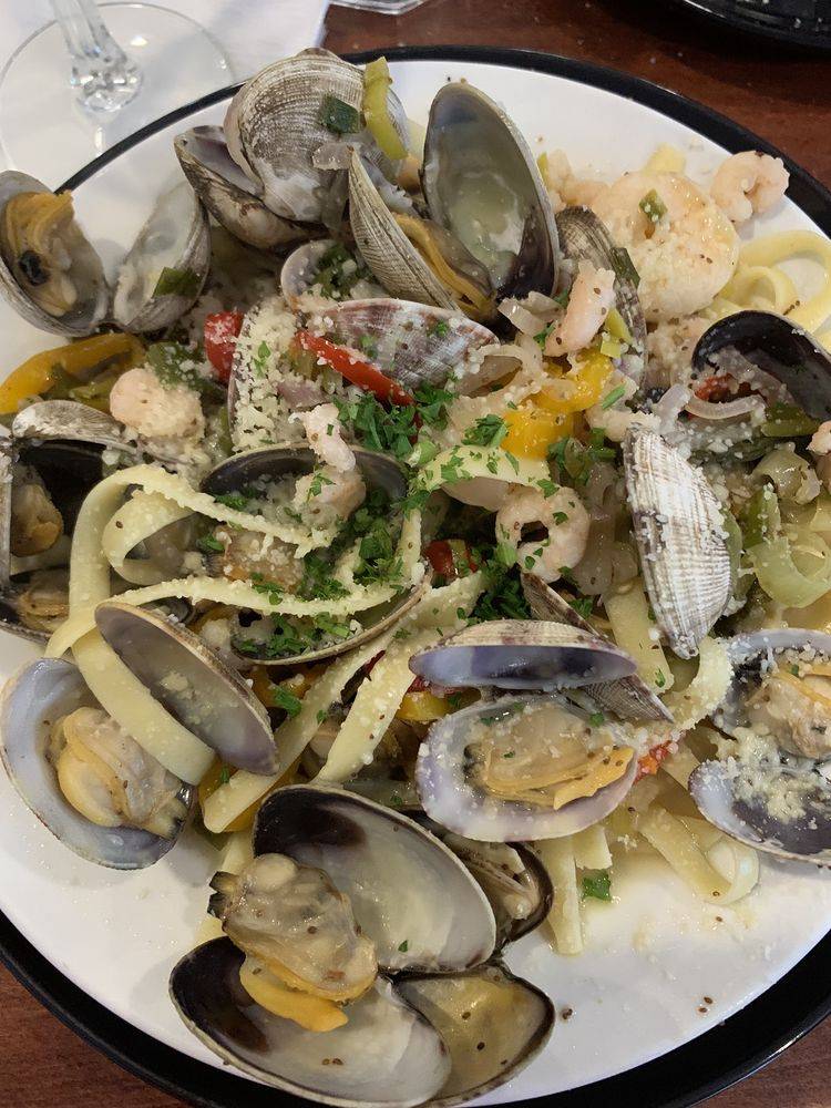 Sharks Seafood Bar & Steamer Co. restaurant in Newport - photo 7