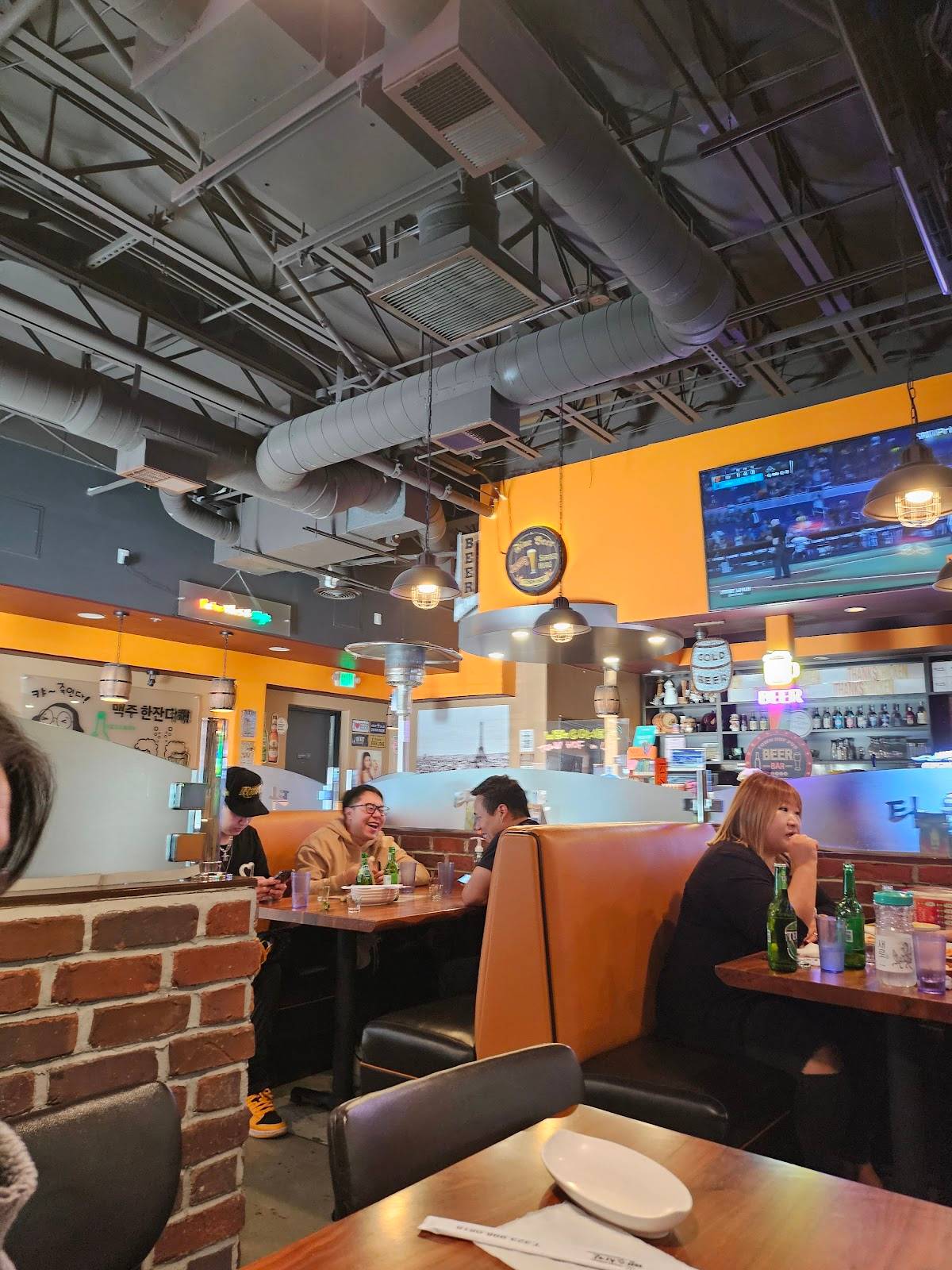 Town Hof & Thanks Chicken restaurant in Los Angeles - photo 8