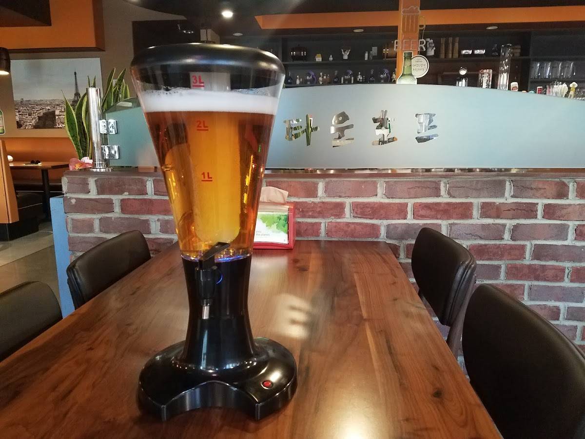 Town Hof & Thanks Chicken restaurant in Los Angeles - photo 10