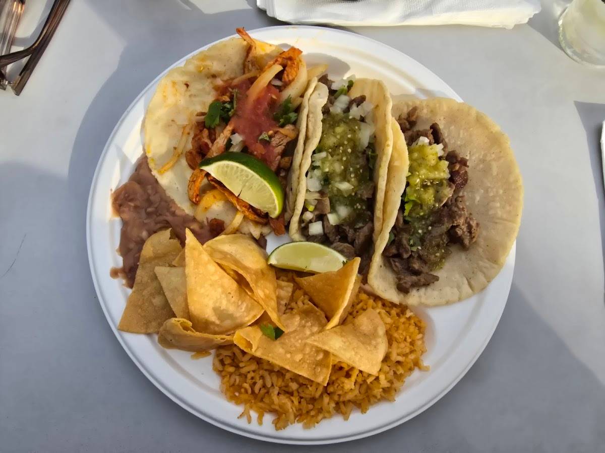 Pinches Tacos - Photo 3