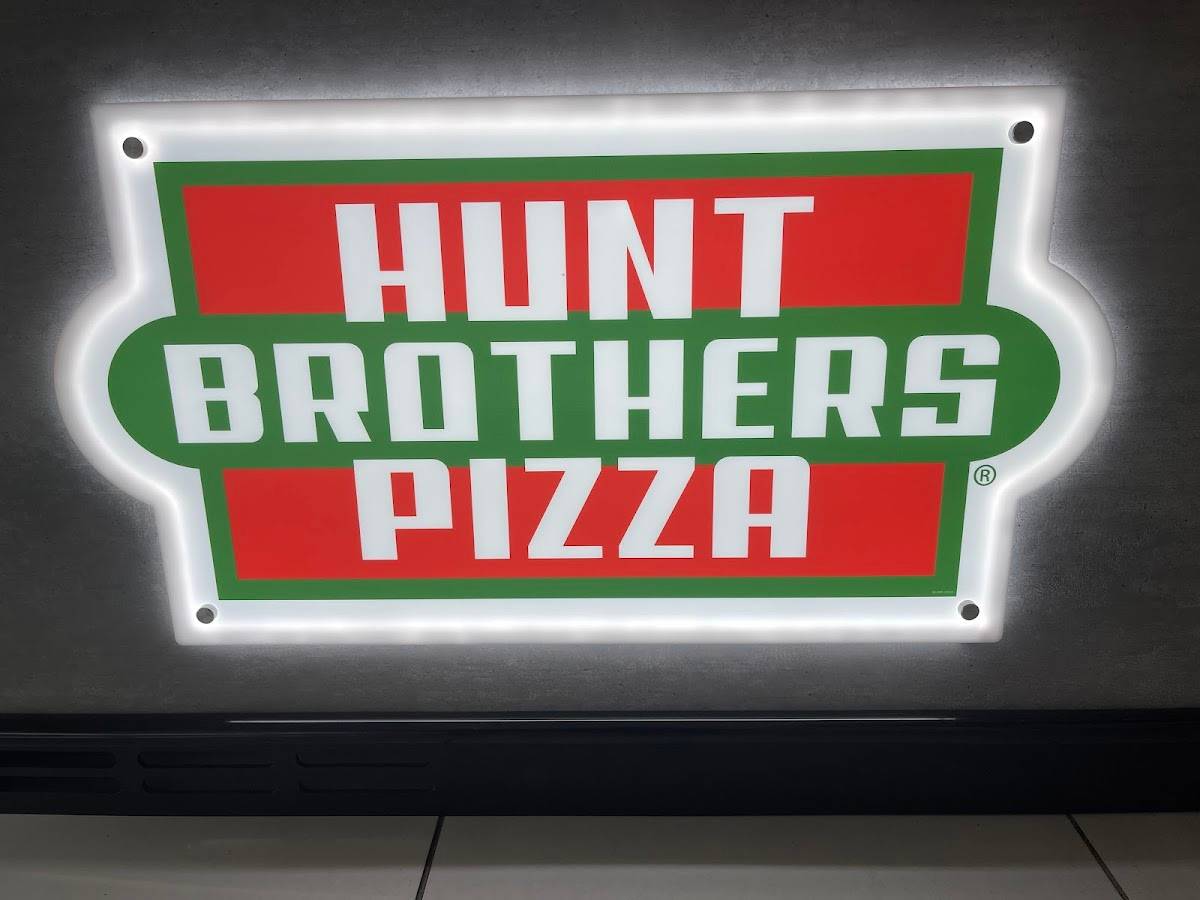 Hunt Brothers Pizza & Chicken Wings restaurant in Houston - photo 4