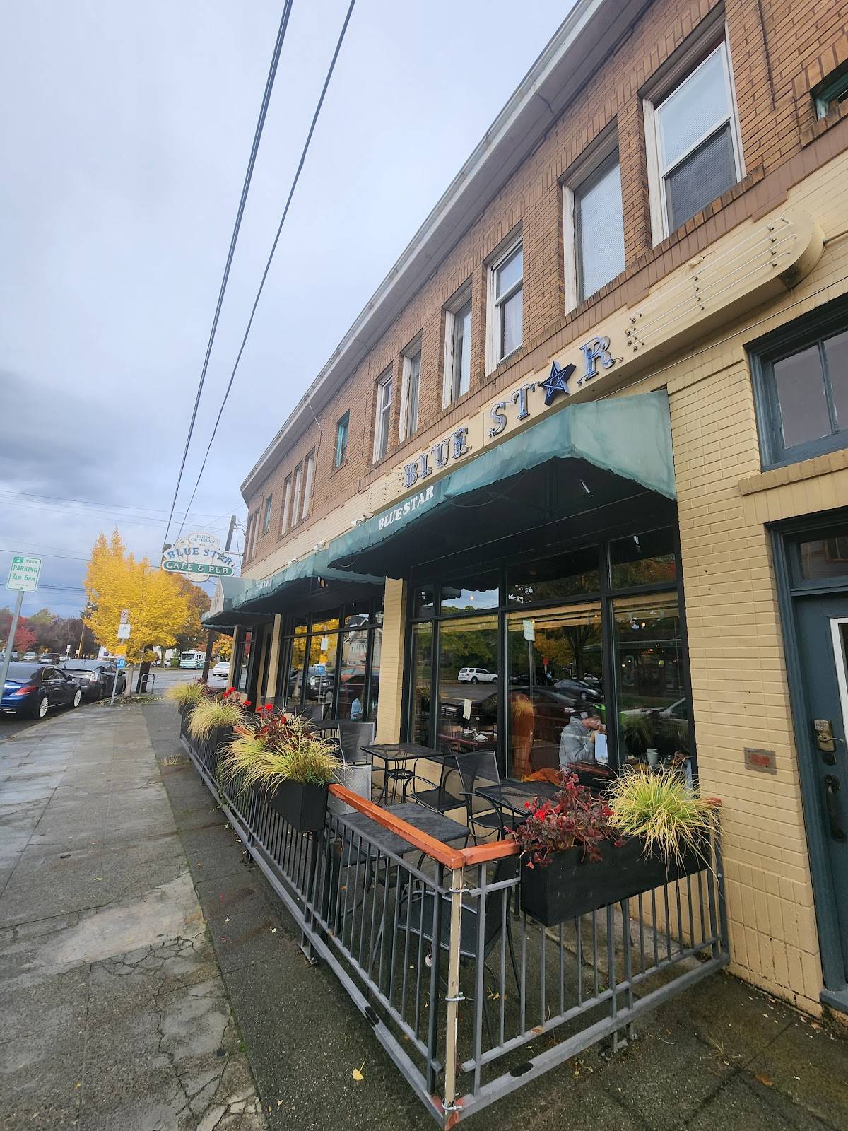Blue Star Cafe & Pub restaurant in Seattle - photo 5