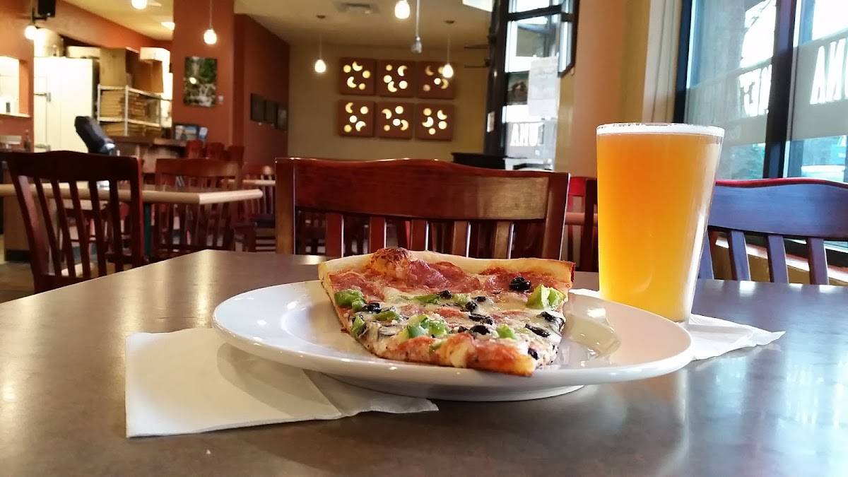 Mezza Luna Pizzeria restaurant in Springfield - photo 2