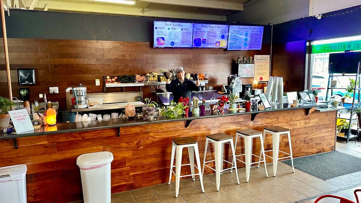 Just Cut Organic Juice Bar and Fitness restaurant in Redmond - photo 4