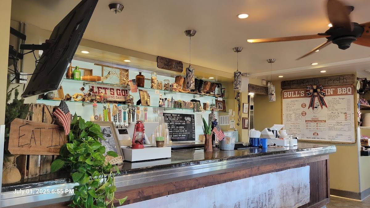 Bull's Smokin' BBQ restaurant in San Diego - photo 2