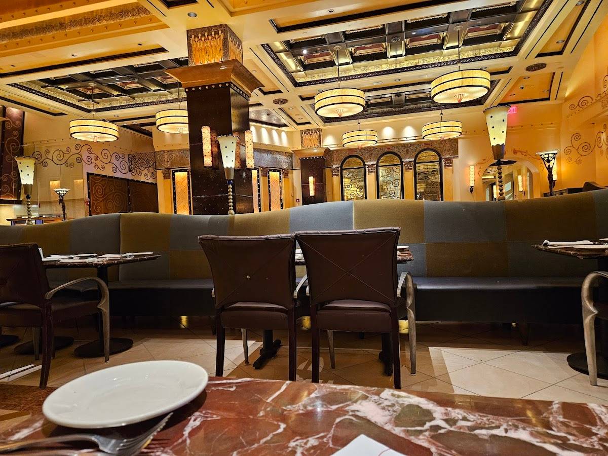 Grand Lux Cafe restaurant in Houston - photo 4