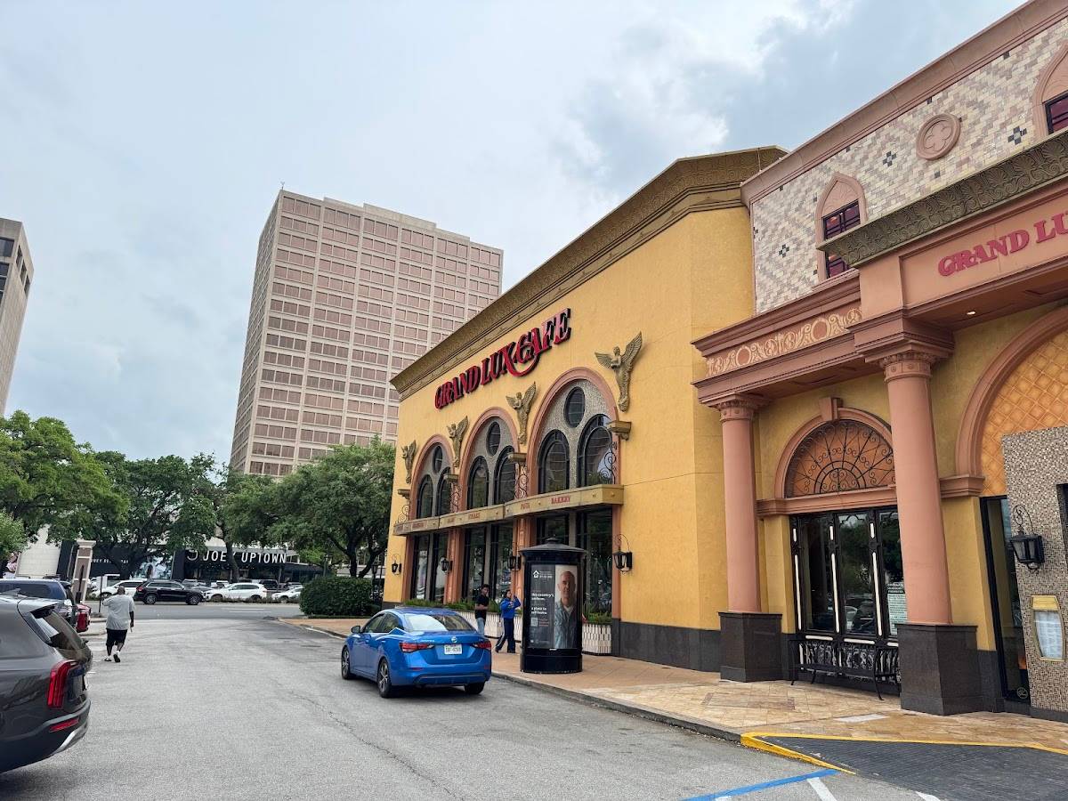 Grand Lux Cafe restaurant in Houston - photo 5