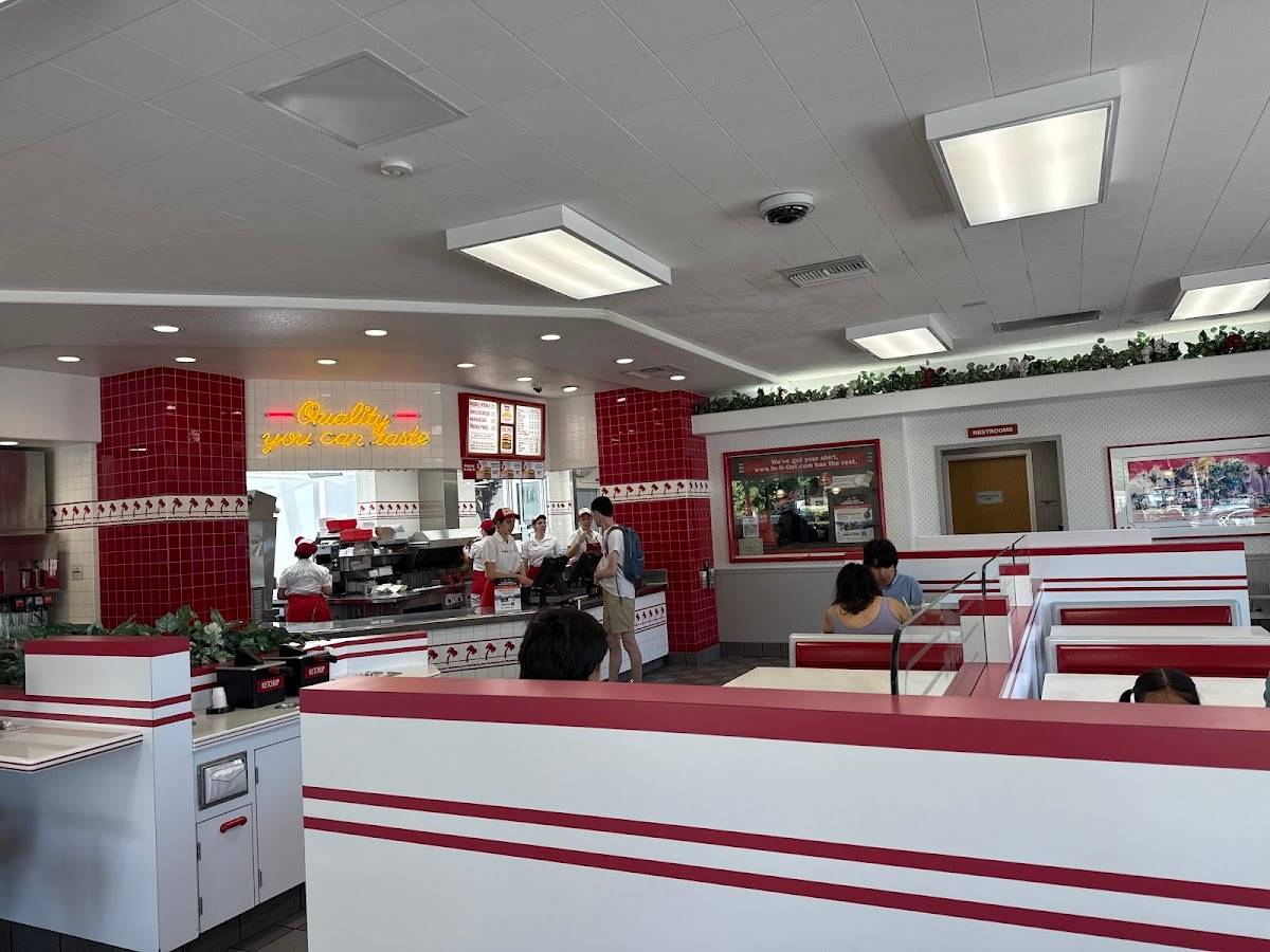 In-N-Out Burger restaurant in Davis - photo 4