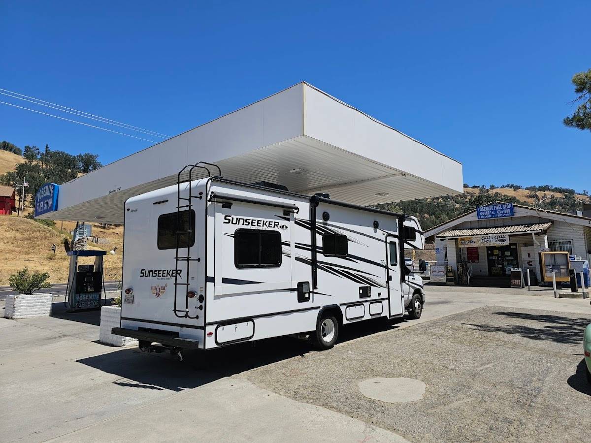 Yosemite Fuel Stop & Gill's Grill restaurant in Coarsegold - photo 2