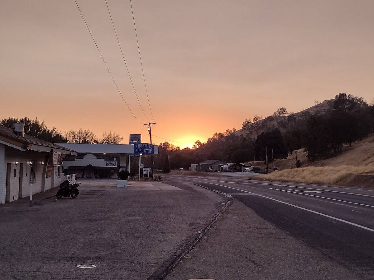 Yosemite Fuel Stop & Gill's Grill restaurant in Coarsegold - photo 4
