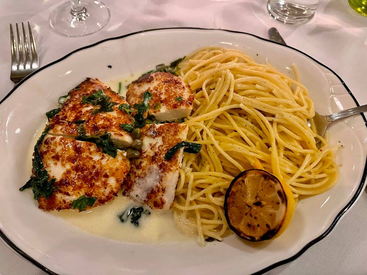 Maggiano's Little Italy restaurant in Boston - photo 3