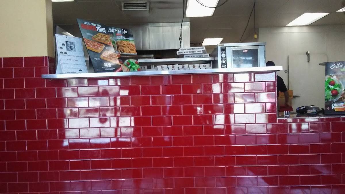 Pizza Loca restaurant in Los Angeles - photo 4