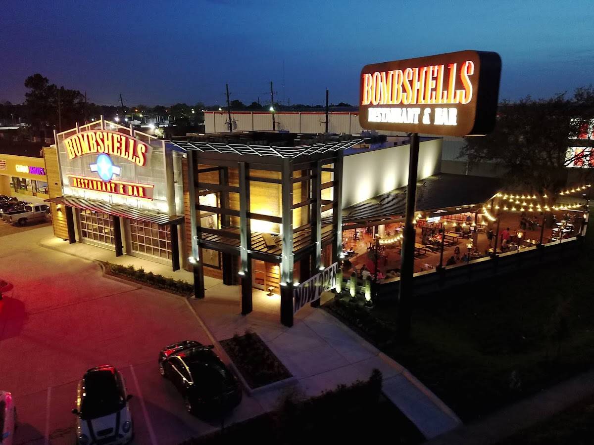 Bombshells Restaurant & Bar restaurant in Houston - photo 3