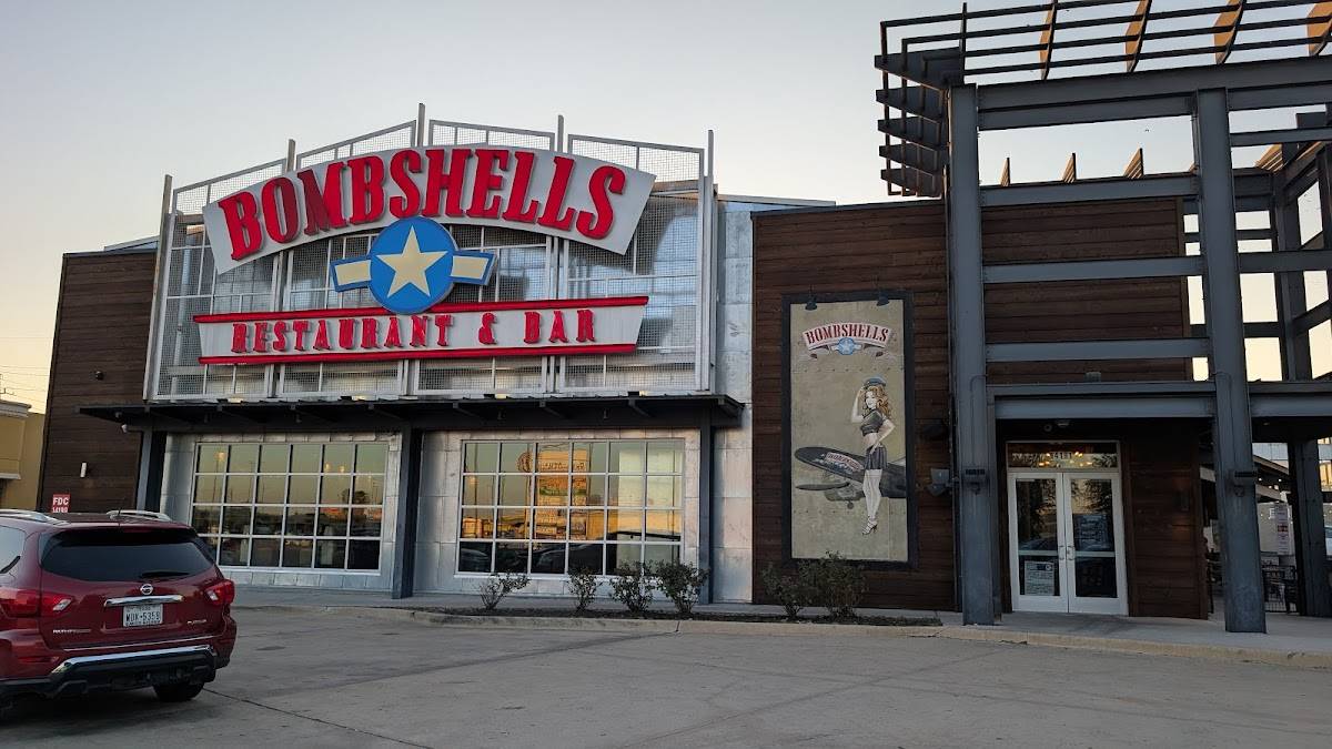 Bombshells Restaurant & Bar restaurant in Houston - photo 4