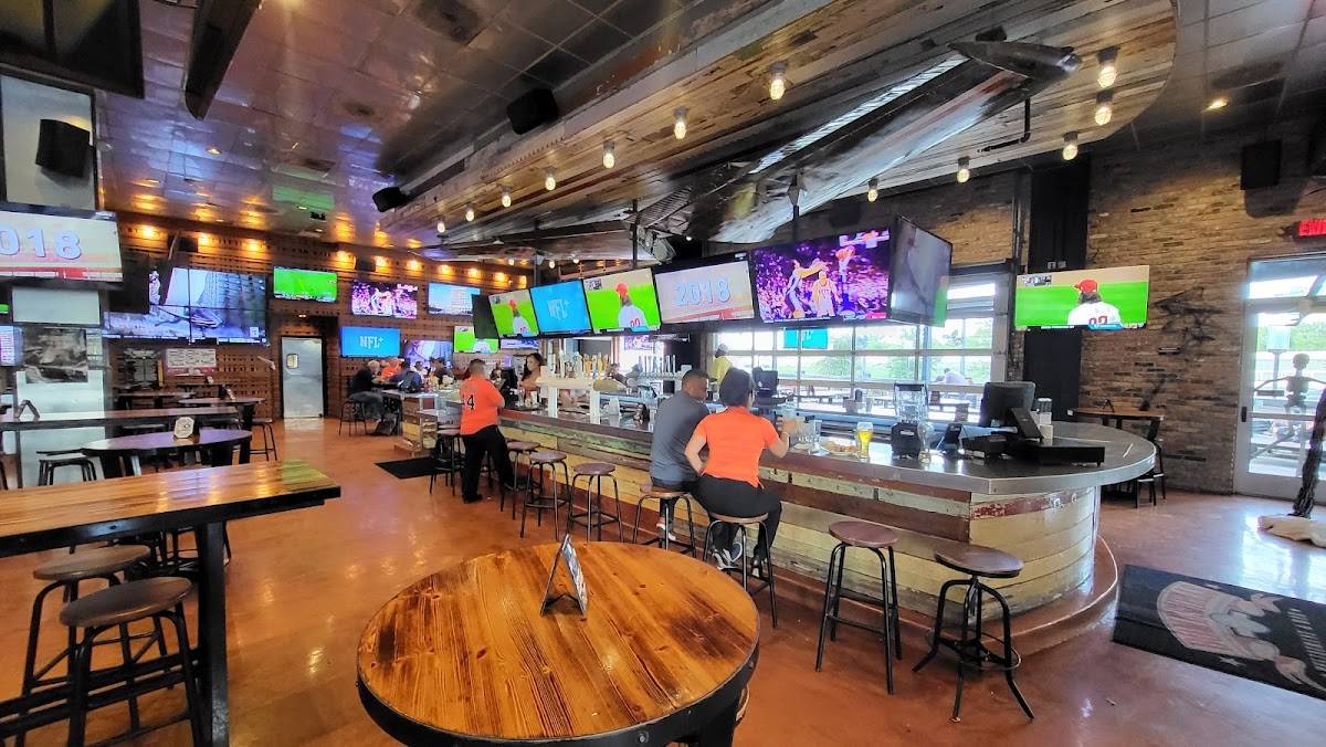 Bombshells Restaurant & Bar restaurant in Houston - photo 5