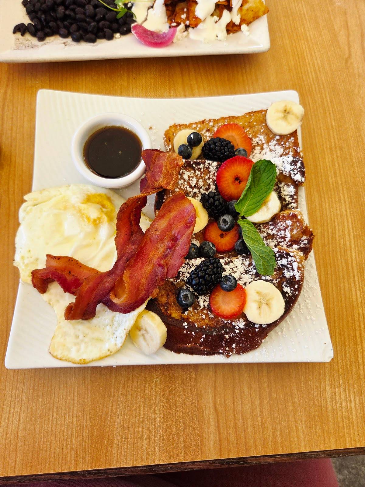 Vees Cafe restaurant in Los Angeles - photo 3