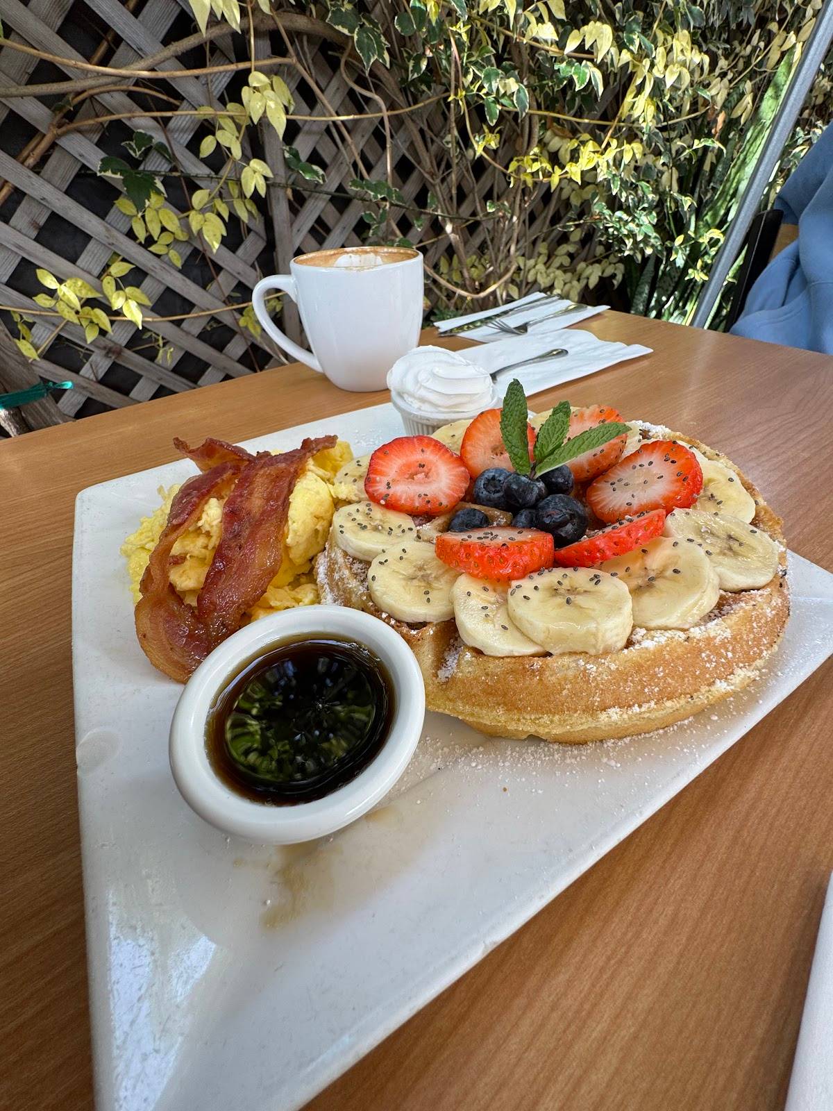 Vees Cafe restaurant in Los Angeles - photo 4