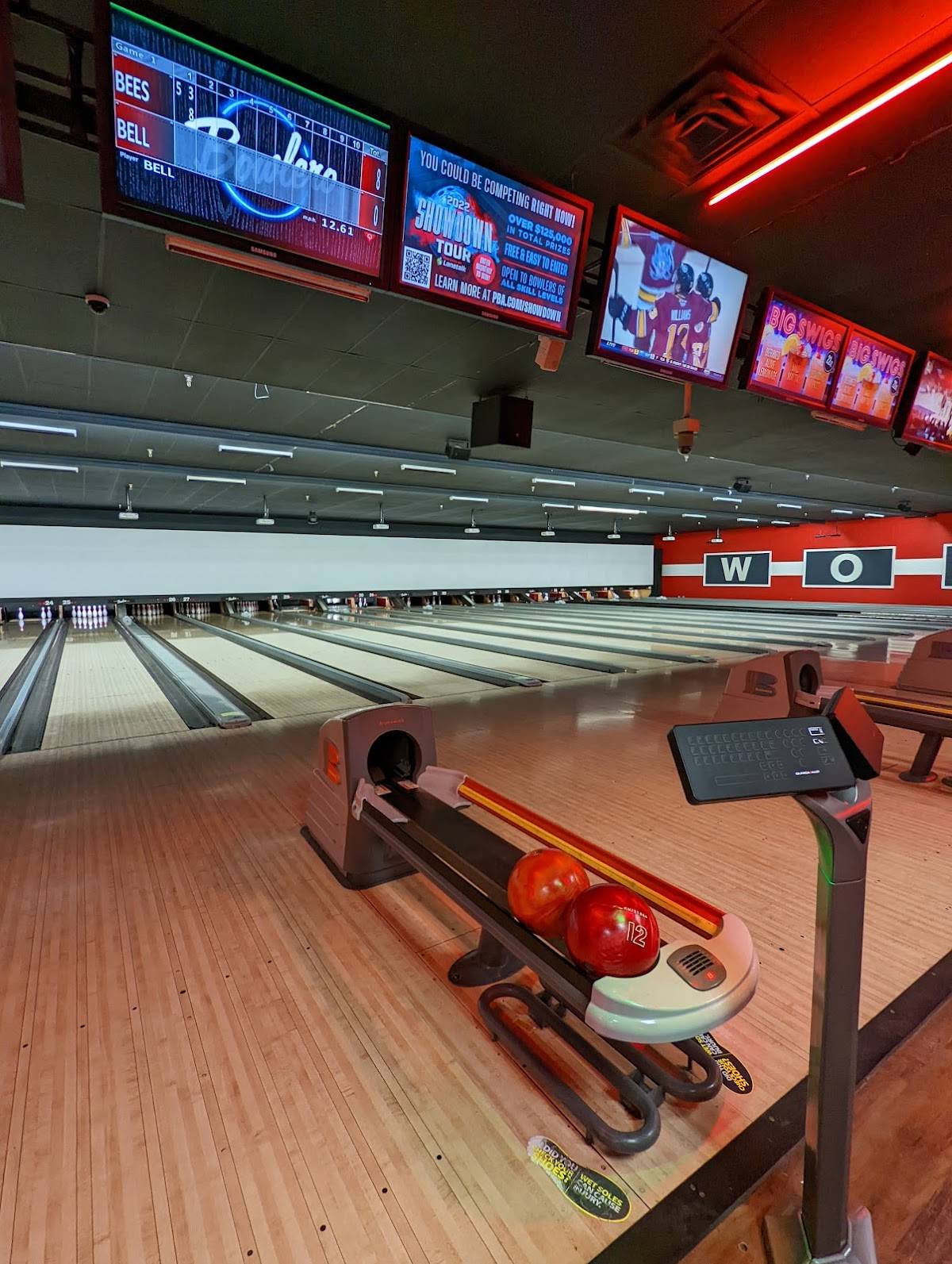 Bowlero Lakewood restaurant in Lakewood - photo 2