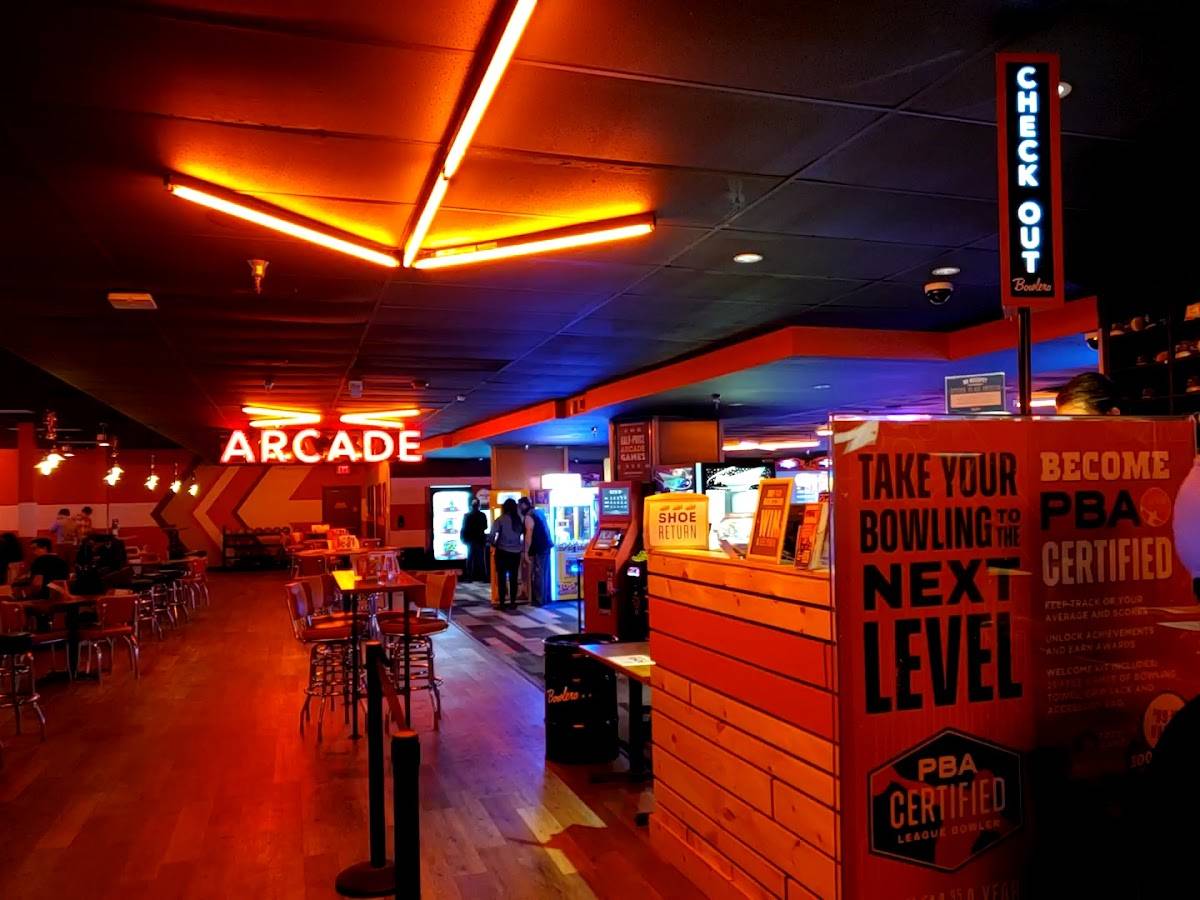 Bowlero Lakewood restaurant in Lakewood - photo 4