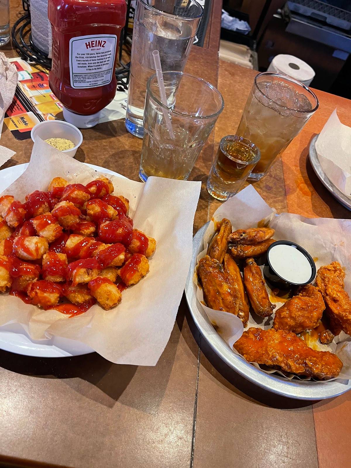 Hooters restaurant in Dallas - photo 3
