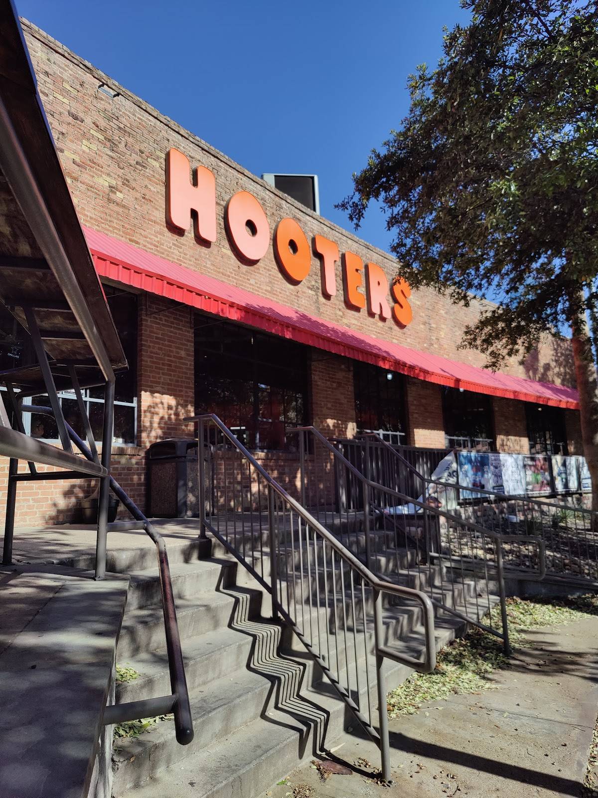Hooters restaurant in Dallas - photo 4