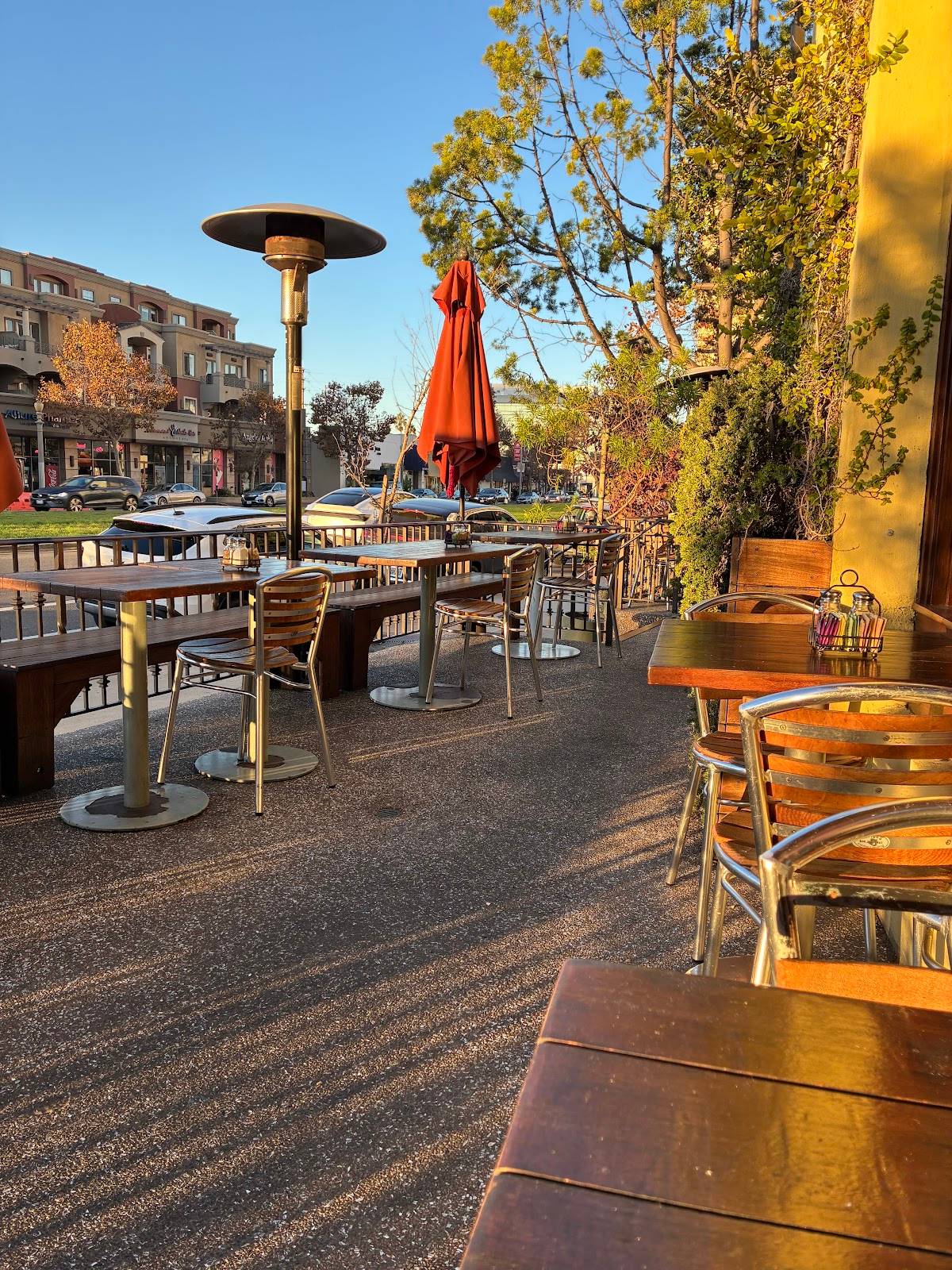 Coral Tree Cafe restaurant in Los Angeles - photo 2