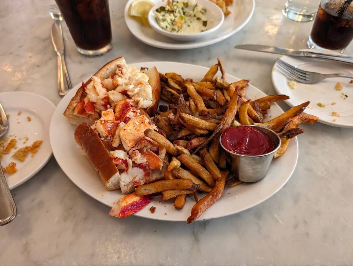 Neptune Oyster restaurant in Boston - photo 4