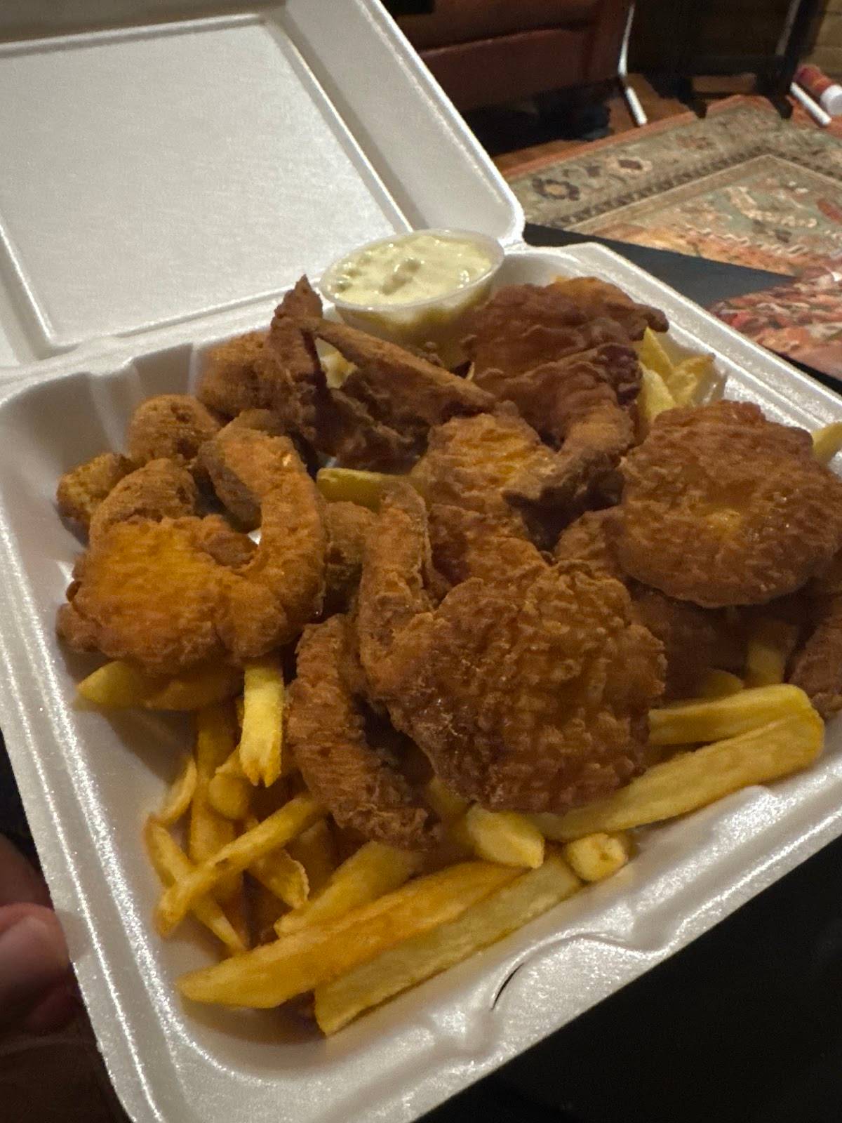 Village Pizza & Seafood (Pasadena) restaurant in Pasadena - photo 2
