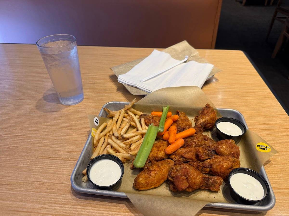 Buffalo Wild Wings restaurant in Rancho Cucamonga - photo 3
