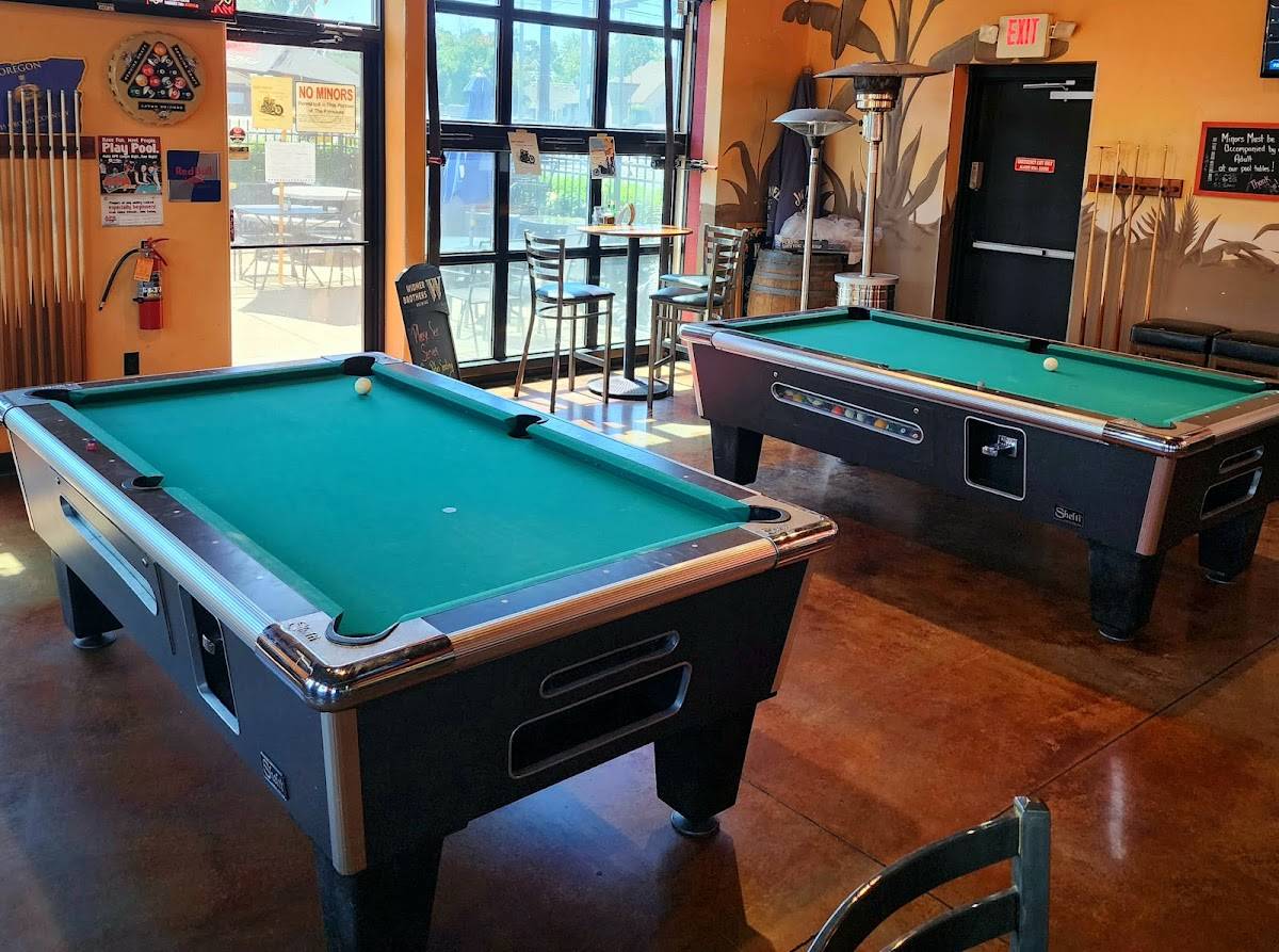 Johnny's Bar & Grill restaurant in Salem - photo 4