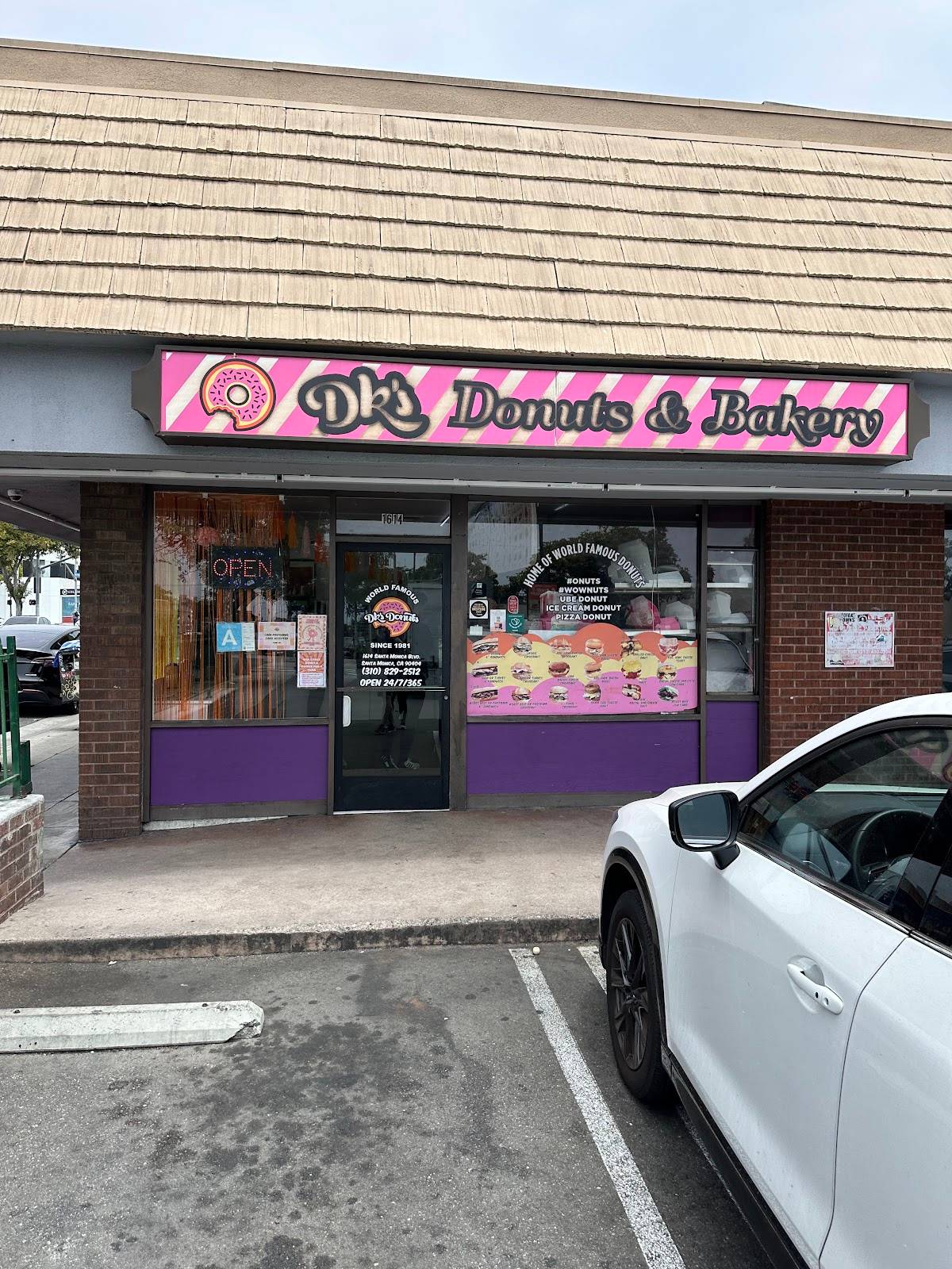 DK's Donuts & Bakery restaurant in Santa Monica - photo 3